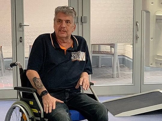 Patient im Rollstuhl im Therapieraum des St. Marien-Hospital Köln Udo Menzel
